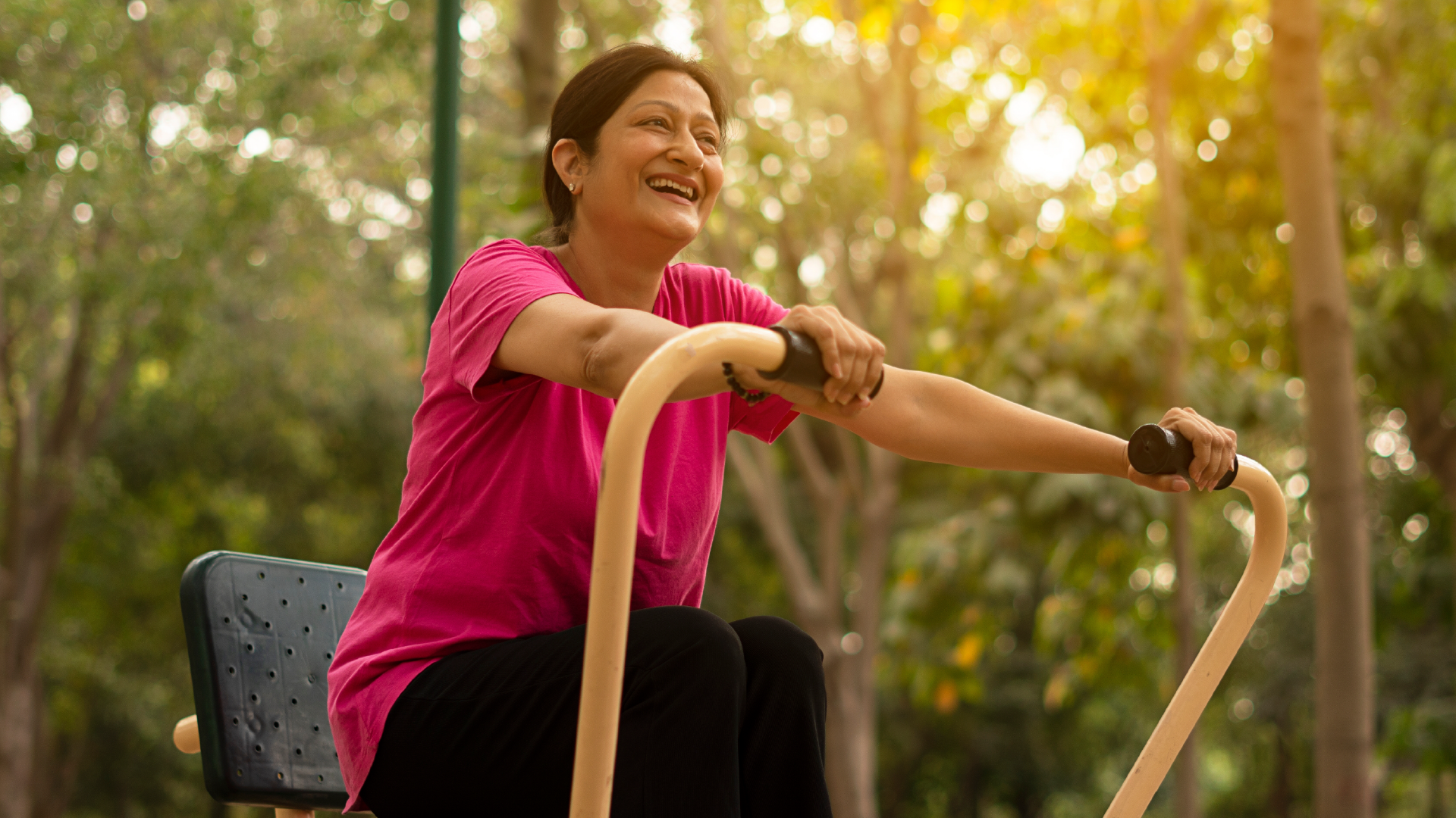 Nivaan-care-solve-shoulder-pain-problems-older-female-mobile